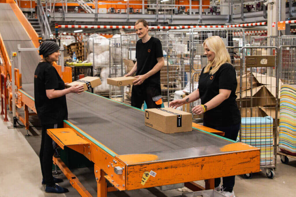 Omniva office employees in the parcel sorting center.